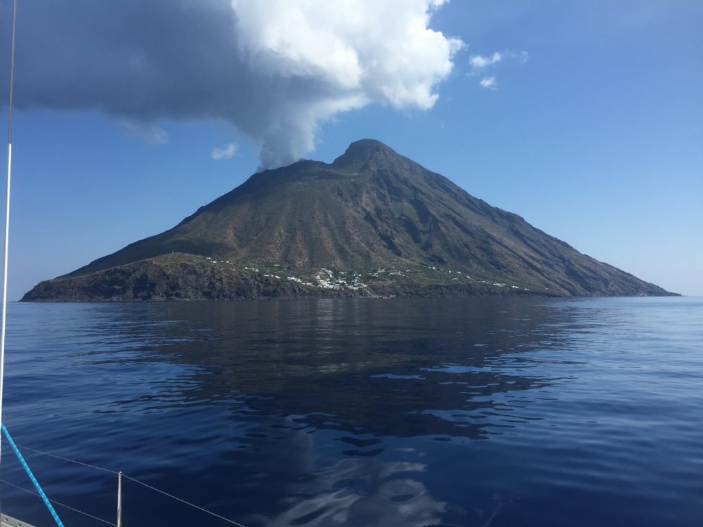 Isole Eolie Crociere In Barca A Vela Alle Isole Eolie Per Rendere